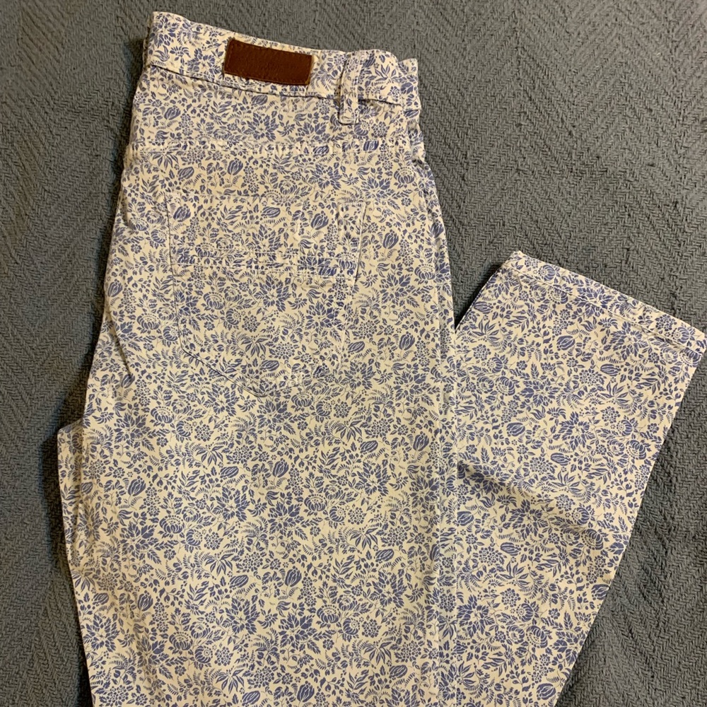 L.O.G.G- NEW!! BLUE FLORAL ON WHITE SKINNY JEANS. L.O.G.G by H&M. Size 8